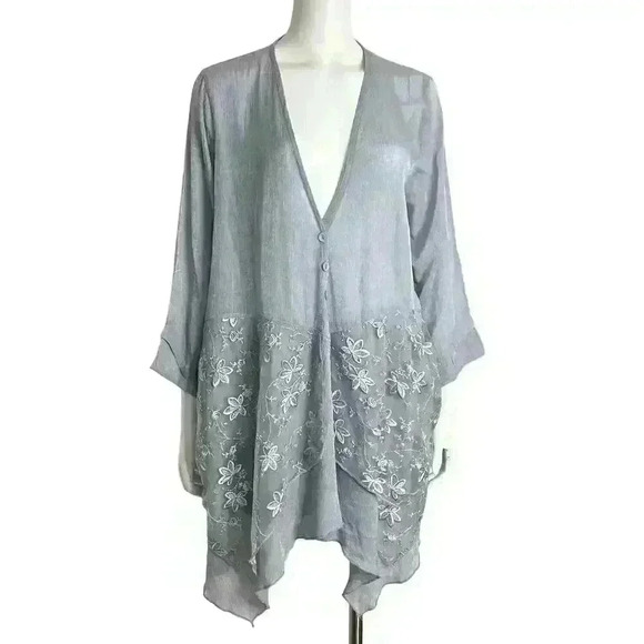 Pretty Angel Gray Lace Embriudered Handkerchief Boho Blouse Size Medium - Picture 1 of 12